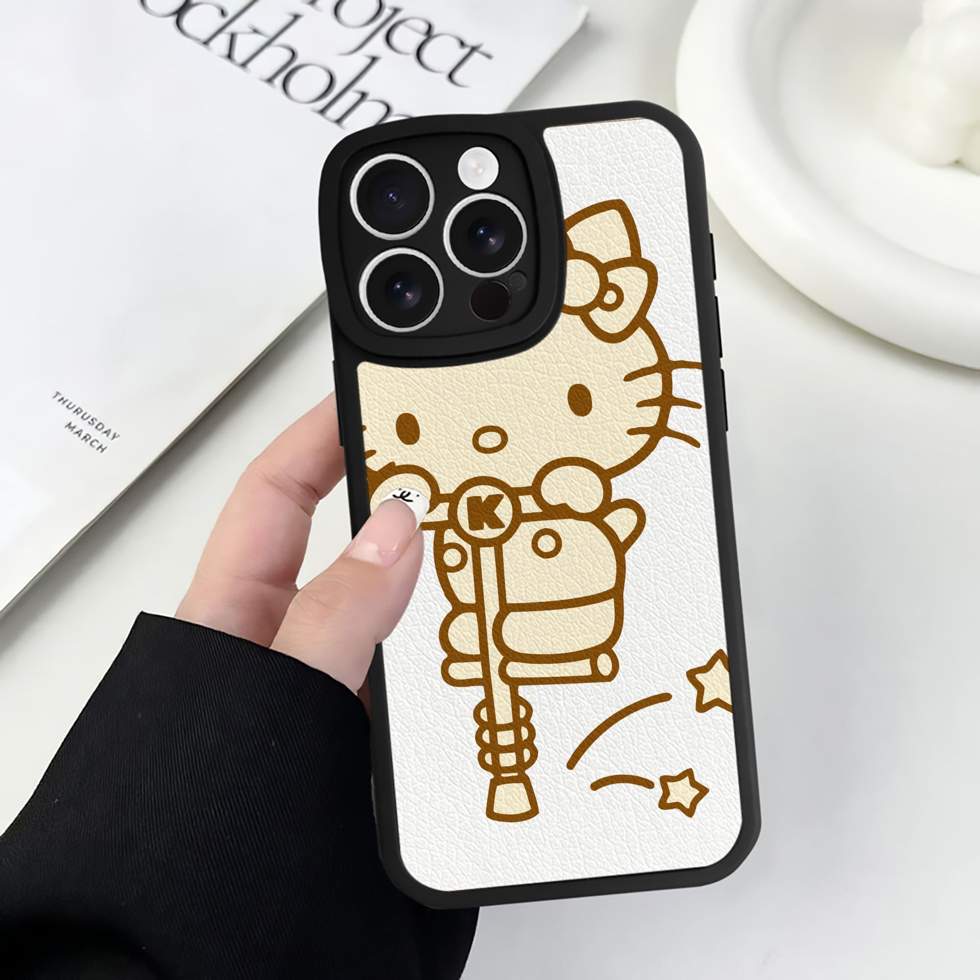 （画像用） Hello Kitty ハローキティ 【iPhone 16シリーズ対応】シリコンスマホケース（レザー調） 材質：シリコン